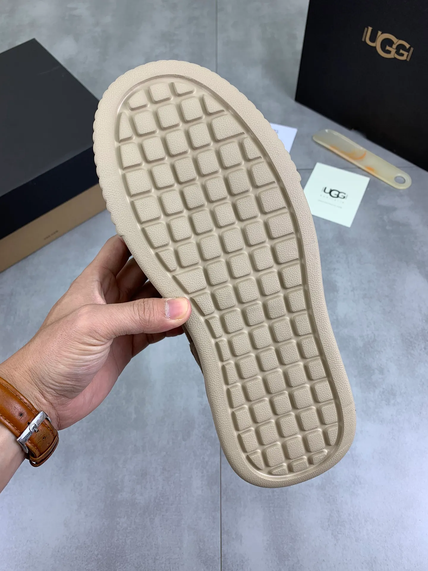 Men's shoes 💰P640 [New style] 💰 🆘 "Real wool" [UGG] 👉The popular men's shoes are synchronized with the official website 🔰The quality of the genuine products [satisfied] is not comparable to the imitations in the general market 🌀The upper is imported Italian frosted cowhide, and the lining is: foot pad 🅰️ grade 🐑Real wool👻Only Grade A can show the effect The hand feels smooth and delicate 🔱The shoe shape is grand, only genuine manufacturers can do it 🎄The perfect toughness of the original outsole 👻⬛️ allows customers to say goodbye to one-time consumption. Real wool lining, super warm. Available in black, brown and gray. Size: 39-44